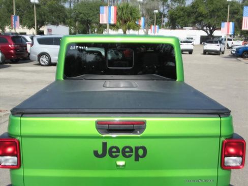 Used 2025 Jeep Gladiator Sport image 7