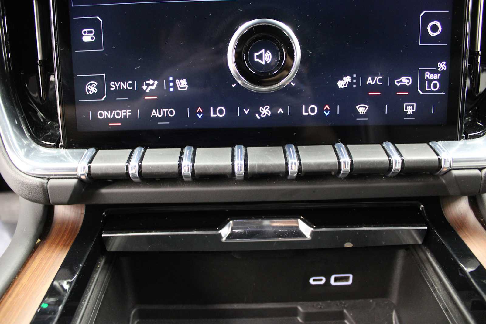 Used 2025 GMC Yukon XL Denali AWD/4WD image 38