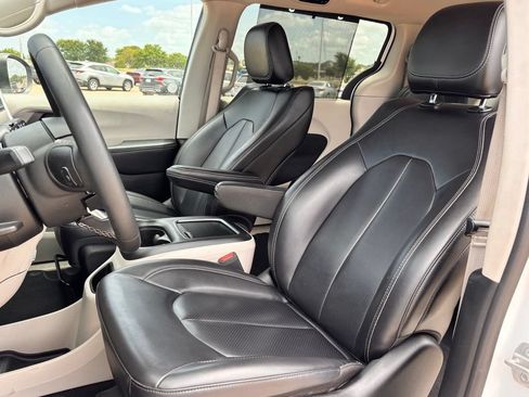 Used 2023 Chrysler Pacifica Touring-L FWD image 22
