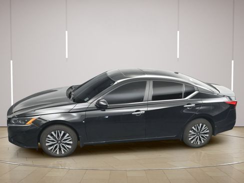 Certified 2025 Nissan Altima 2.5 SR FWD image 36