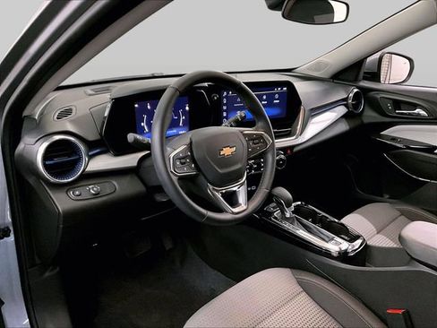 Used 2024 Chevrolet Trax LT w/ Driver Confidence Package FWD image 12