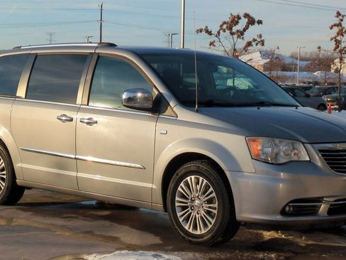 Used 2014 Chrysler Town & Country Touring-L image 9