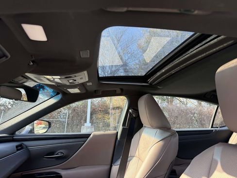 Used 2024 Lexus ES 300h w/ Premium Package image 26