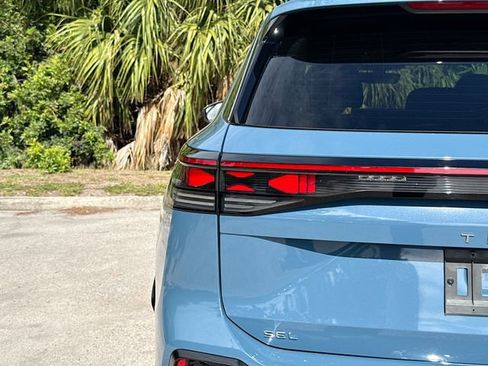 Used 2025 Volkswagen Tiguan SEL R-Line AWD/4WD image 10