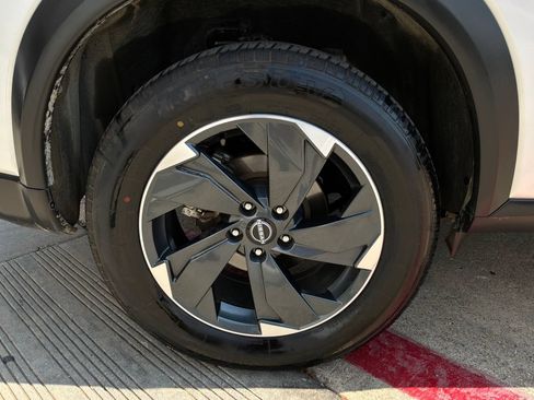 Used 2025 Nissan Rogue SV AWD/4WD image 9