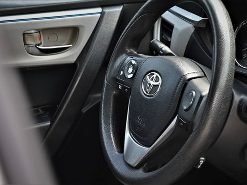 Used 2015 Toyota Corolla LE FWD image 12