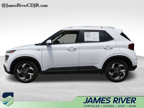 Used 2025 Hyundai Venue SEL FWD image 2