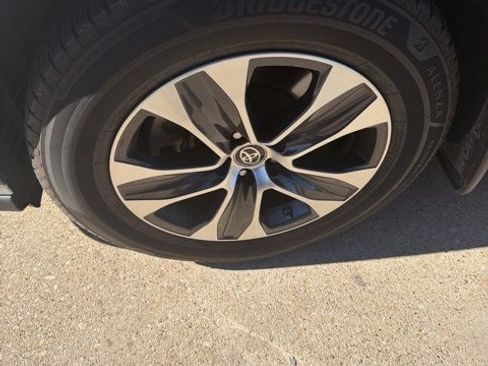 Used 2020 Toyota Highlander XLE image 2