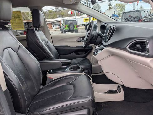 Used 2023 Chrysler Pacifica Touring-L FWD image 26