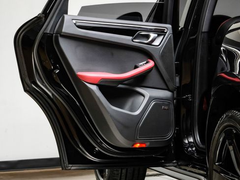 Used 2024 Porsche Macan image 47