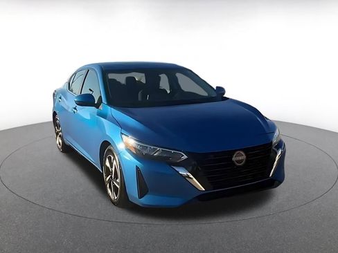 Used 2025 Nissan Sentra SV image 3