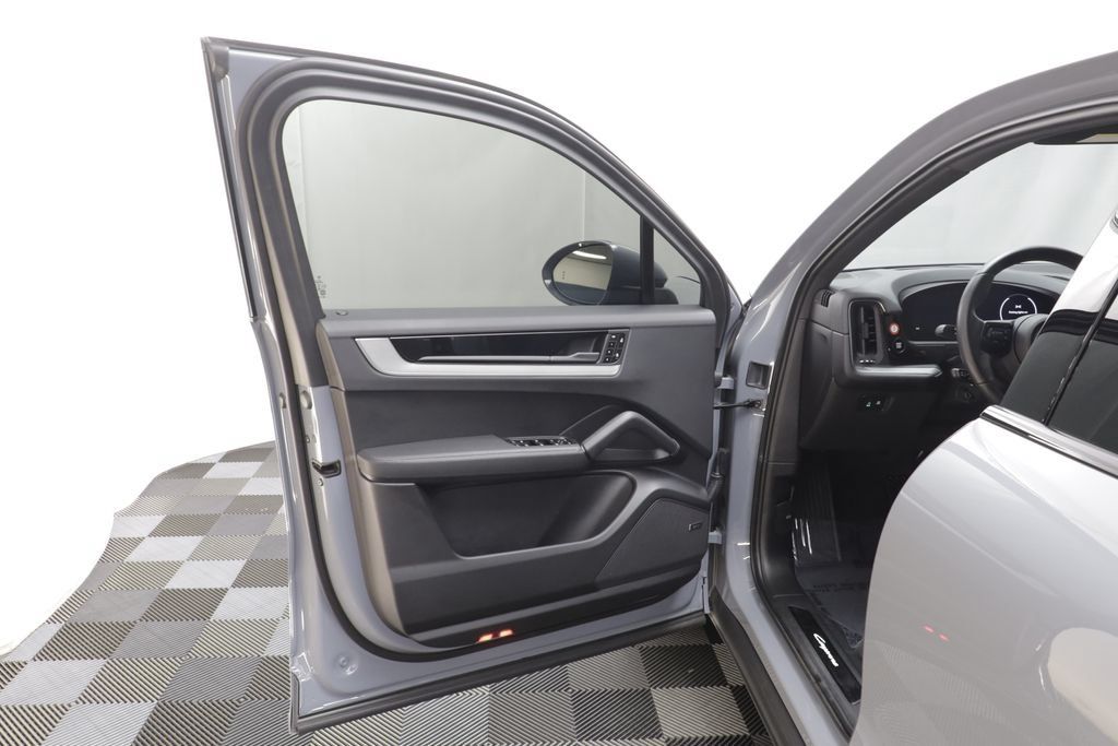 Used 2025 Porsche Cayenne AWD/4WD image 5