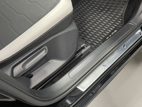 New 2025 Volkswagen Taos SE image 9