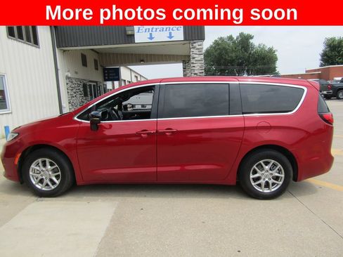 Used 2025 Chrysler Pacifica Select FWD image 2