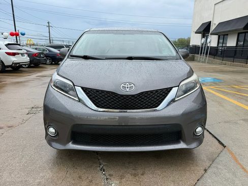 Used 2017 Toyota Sienna SE FWD image 2