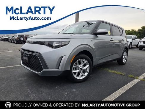 Used 2023 Kia Soul LX w/ LX Technology Package FWD image 1