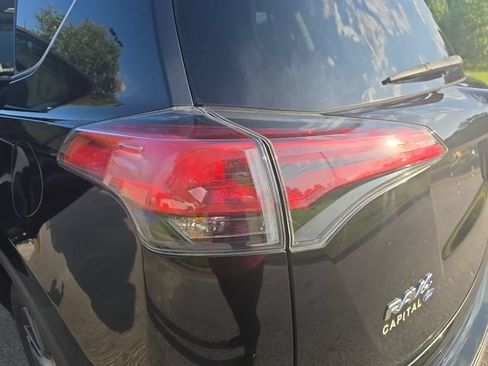 Used 2018 Toyota RAV4 XLE FWD image 35
