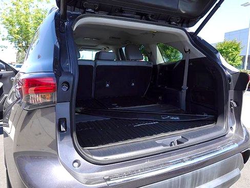 Used 2022 Toyota Highlander XLE AWD/4WD image 26