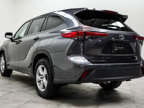 Used 2023 Toyota Highlander L FWD image 11