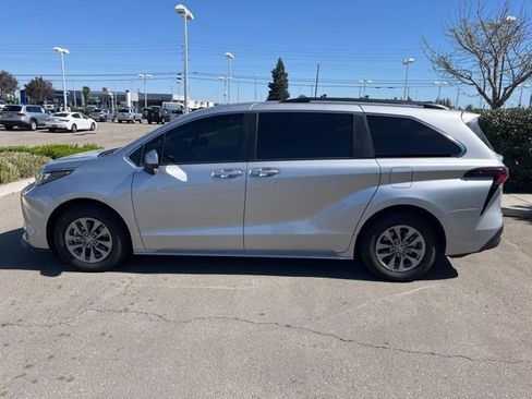 Used 2024 Toyota Sienna LE w/ LE Plus Package image 8