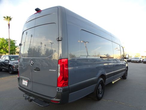 Used 2022 Mercedes-Benz Sprinter 2500 image 4