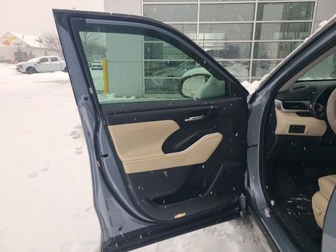 Used 2024 Toyota Highlander XLE image 17
