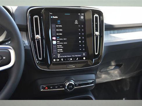 Certified 2025 Volvo XC40 B5 Plus w/ Protection Package Premier image 18