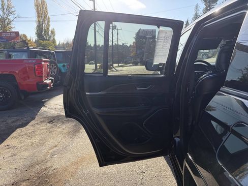 Used 2023 Jeep Grand Cherokee Overland w/ Luxury Tech Group IV image 19