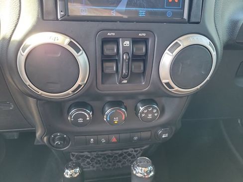 Used 2018 Jeep Wrangler Unlimited Sahara w/ Connectivity Group AWD/4WD image 30
