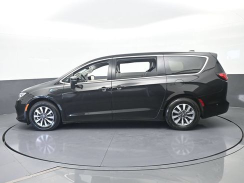 Used 2023 Chrysler Pacifica Touring-L FWD image 3