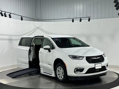 Used 2023 Chrysler Pacifica Touring-L FWD image 46