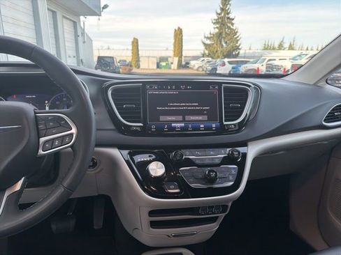 Used 2024 Chrysler Pacifica Touring-L image 20