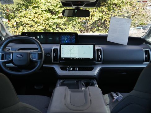 Certified 2025 Ford Expedition Active AWD/4WD image 9
