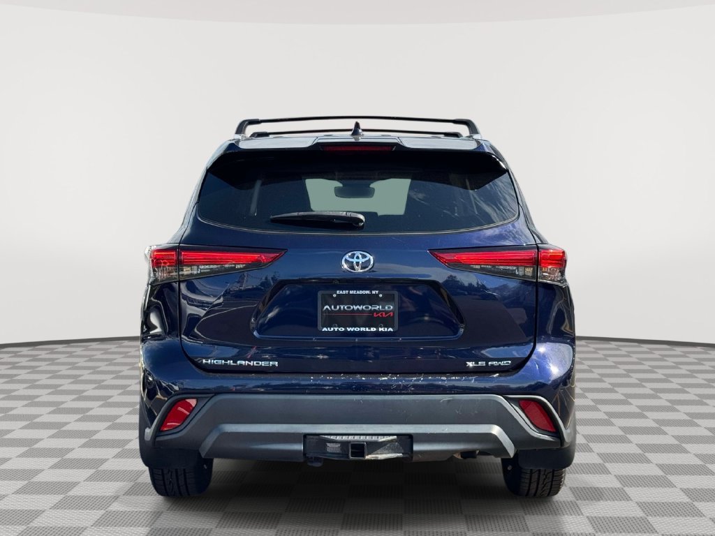 Used 2022 Toyota Highlander XLE AWD/4WD image 6