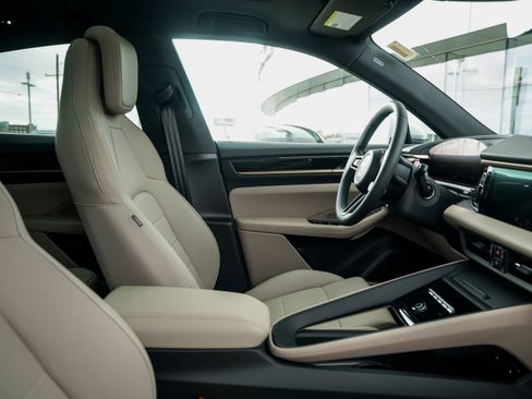 Certified 2025 Porsche Macan Electric image 32