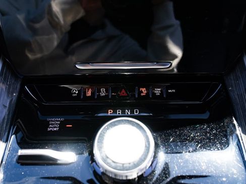 Used 2022 Jeep Wagoneer Series II AWD/4WD image 18