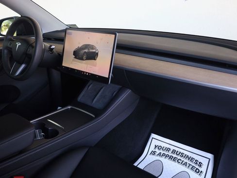 Used 2023 Tesla Model Y Long Range AWD/4WD image 28