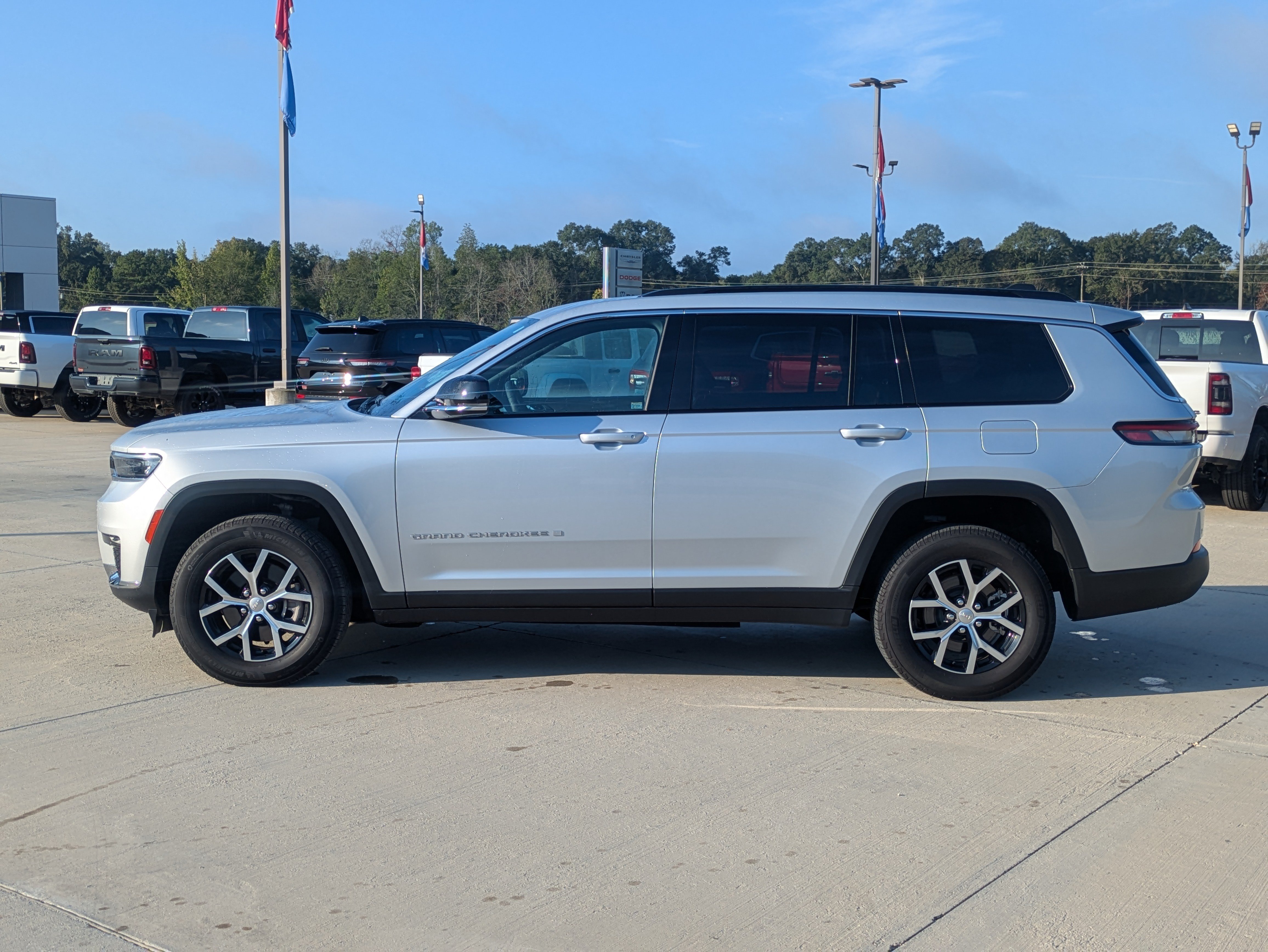 Used 2025 Jeep Grand Cherokee L Limited RWD image 2