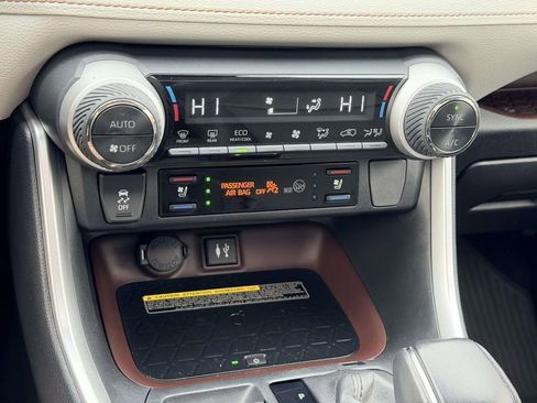 Used 2019 Toyota RAV4 Limited w/ Advanced Technology Package AWD/4WD image 5