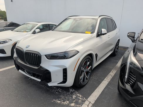 Used 2026 BMW X5 xDrive50e w/ M Sport Package image 3