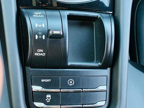 Used 2016 Porsche Cayenne AWD/4WD image 18