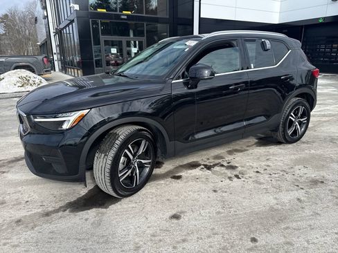 Used 2025 Volvo XC40 B5 Core image 1