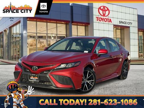 Used 2021 Toyota Camry SE image 1
