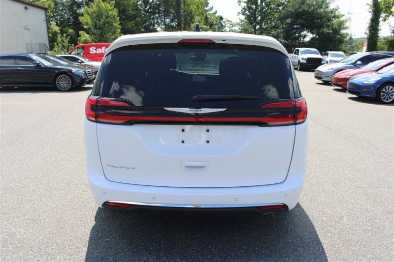 Used 2025 Chrysler Pacifica Select FWD image 7