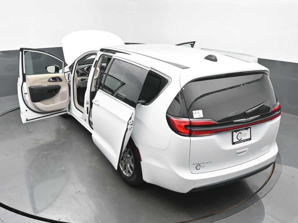 Used 2024 Chrysler Pacifica Touring-L FWD image 67