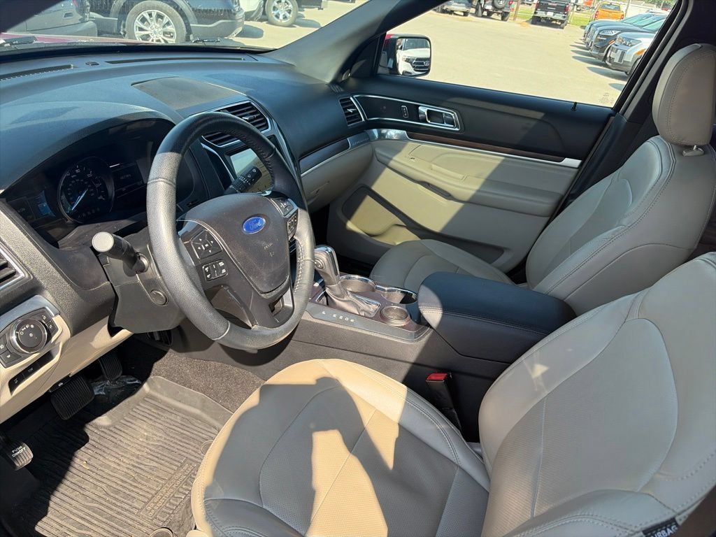 Used 2018 Ford Explorer Limited w/ Equipment Group 301A FWD image 16