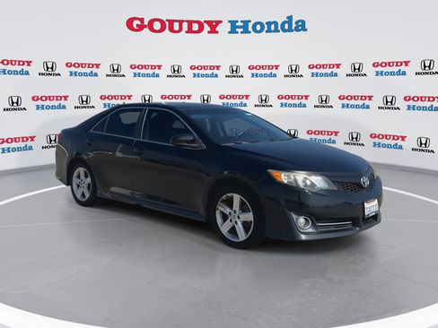Used 2014 Toyota Camry SE FWD image 2