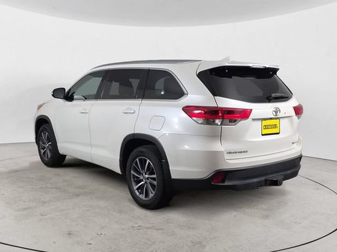 Used 2018 Toyota Highlander XLE AWD/4WD image 3