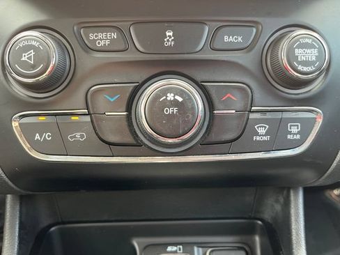 Used 2016 Jeep Cherokee Latitude FWD image 4