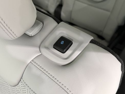 Used 2025 Ford Explorer Platinum w/ Ultimate Package image 24